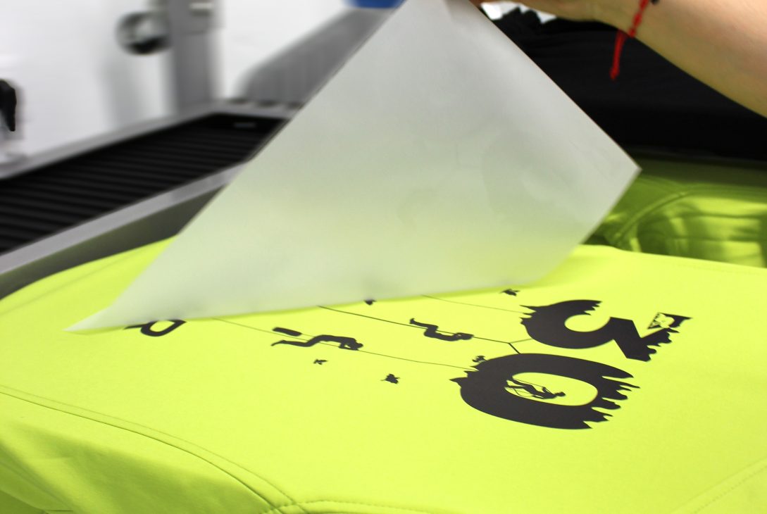 Ropa Laboral Personalizada: Qué prendas funcionan mejor por sector