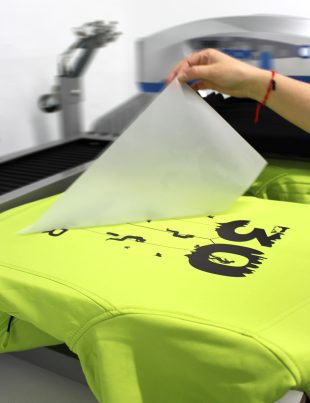 Ropa Laboral Personalizada: Qué prendas funcionan mejor por sector