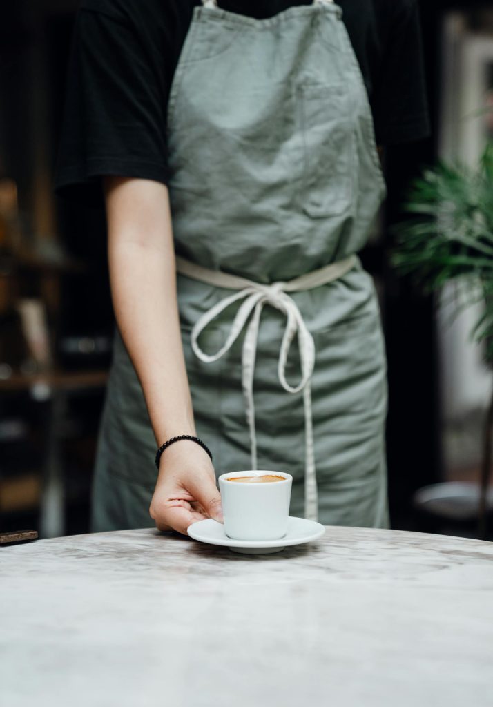 Foto de Ketut Subiyanto: https://www.pexels.com/es-es/foto/mujer-cafeina-cafe-taza-4350205/
