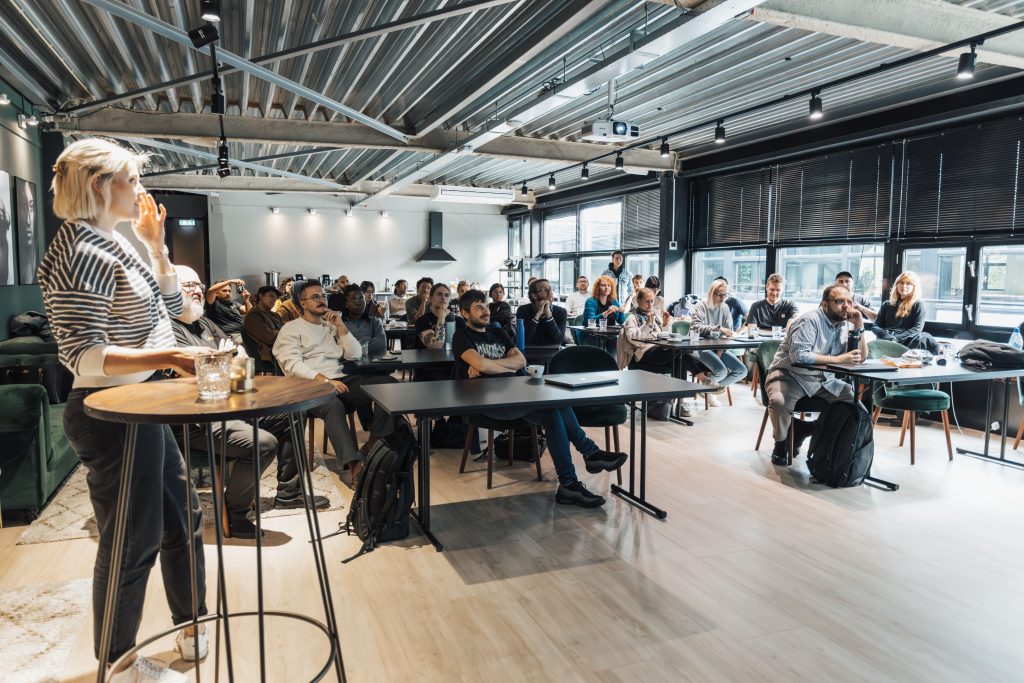 Foto de Matheus Bertelli de Pexels: https://www.pexels.com/photo/attentive-group-during-presentation-18999484/