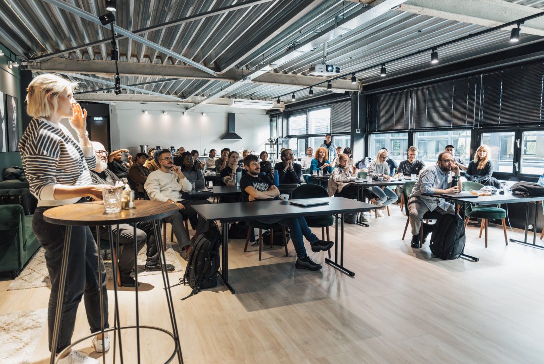 Foto de Matheus Bertelli de Pexels: https://www.pexels.com/photo/attentive-group-during-presentation-18999484/