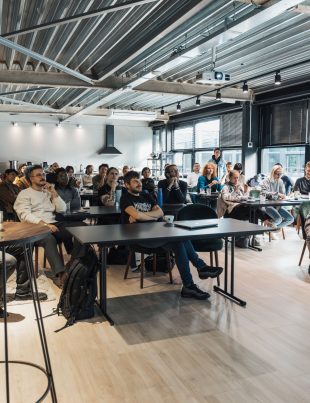 Foto de Matheus Bertelli de Pexels: https://www.pexels.com/photo/attentive-group-during-presentation-18999484/