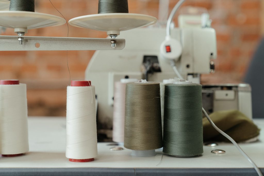 Foto de cottonbro studio de Pexels: https://www.pexels.com/es-es/foto/white-and-silver-thread-spool-4614117/