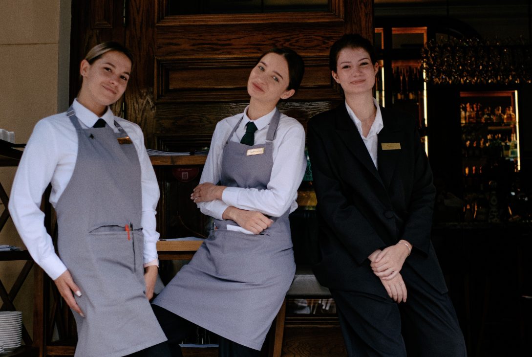 Foto de Michael koneckiy de Pexels: https://www.pexels.com/es-es/foto/personal-del-restaurante-posando-con-uniforme-al-aire-libre-33934080/