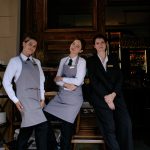 Foto de Michael koneckiy de Pexels: https://www.pexels.com/es-es/foto/personal-del-restaurante-posando-con-uniforme-al-aire-libre-33934080/