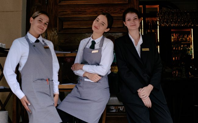 Foto de Michael koneckiy de Pexels: https://www.pexels.com/es-es/foto/personal-del-restaurante-posando-con-uniforme-al-aire-libre-33934080/