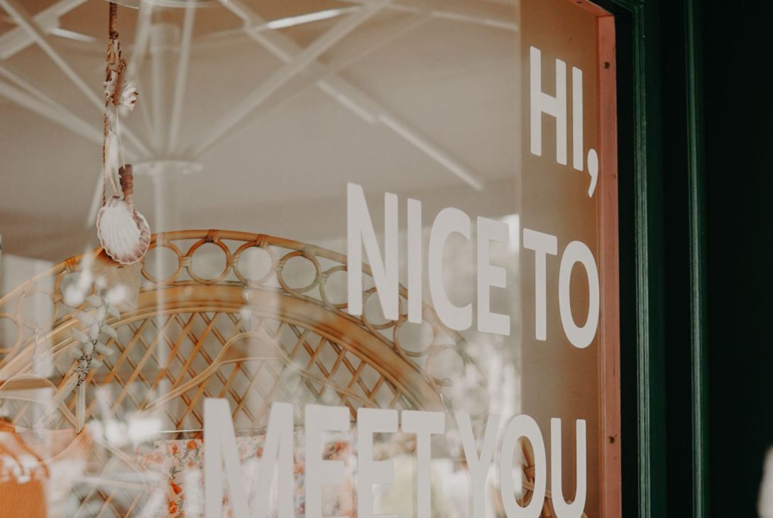 Foto de Melike B de Pexels: https://www.pexels.com/es-es/foto/white-text-on-the-glass-panel-8488808/