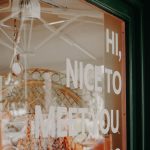 Foto de Melike B de Pexels: https://www.pexels.com/es-es/foto/white-text-on-the-glass-panel-8488808/