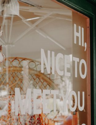 Foto de Melike B de Pexels: https://www.pexels.com/es-es/foto/white-text-on-the-glass-panel-8488808/